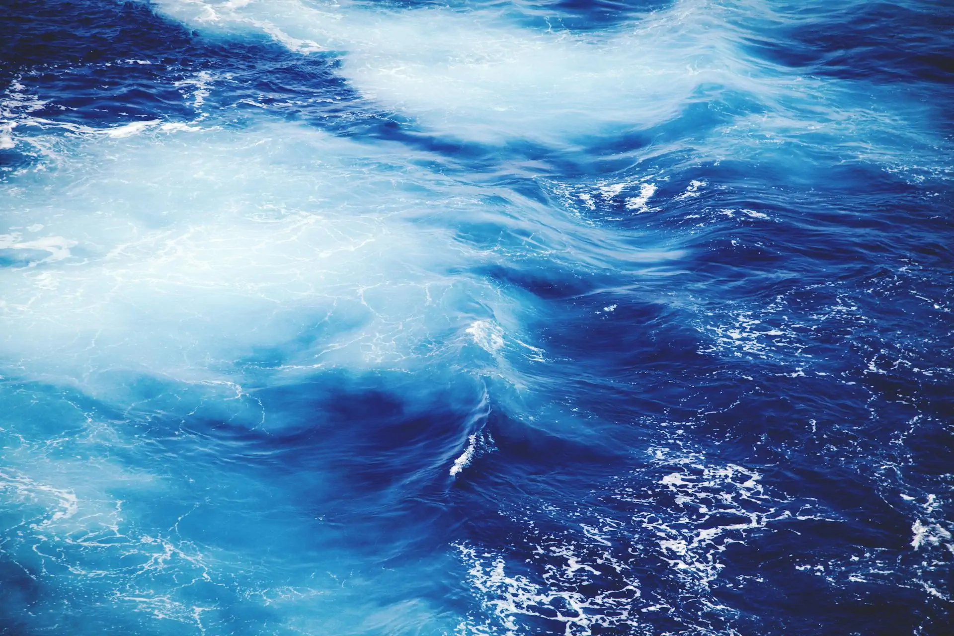 Бурна вода, бяла като облаци