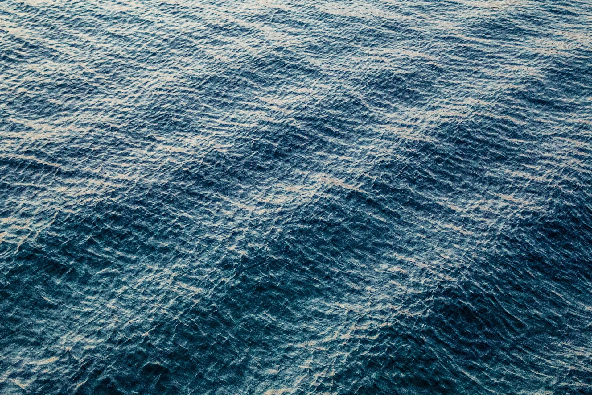 Тъмно море, малки вълни