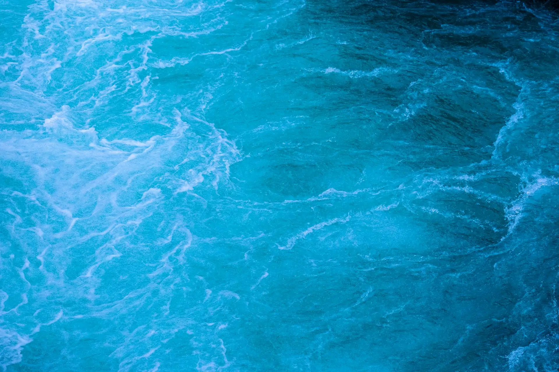Светла и тъмна бурна вода