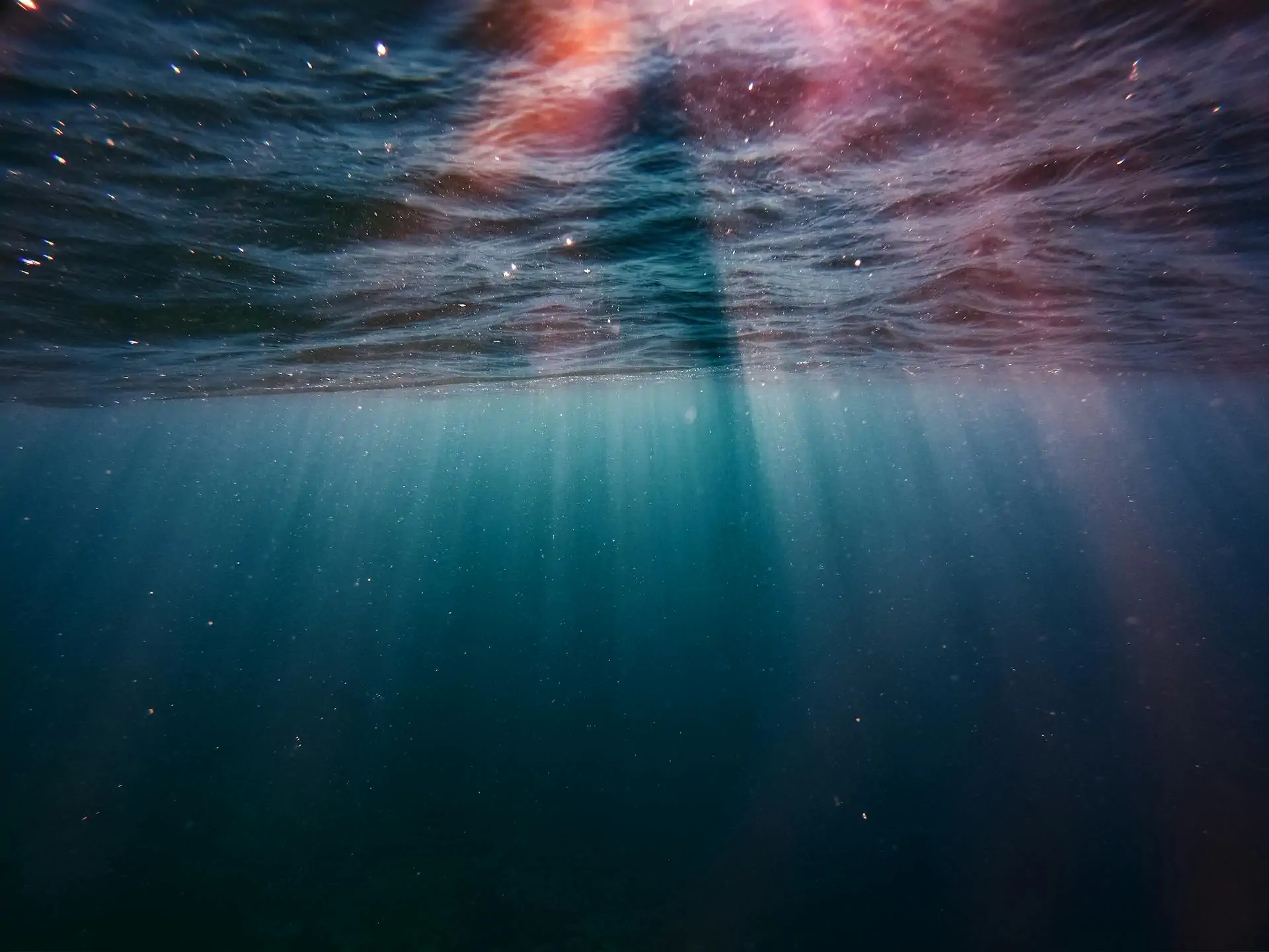 Вода пронизана от лъч светлина